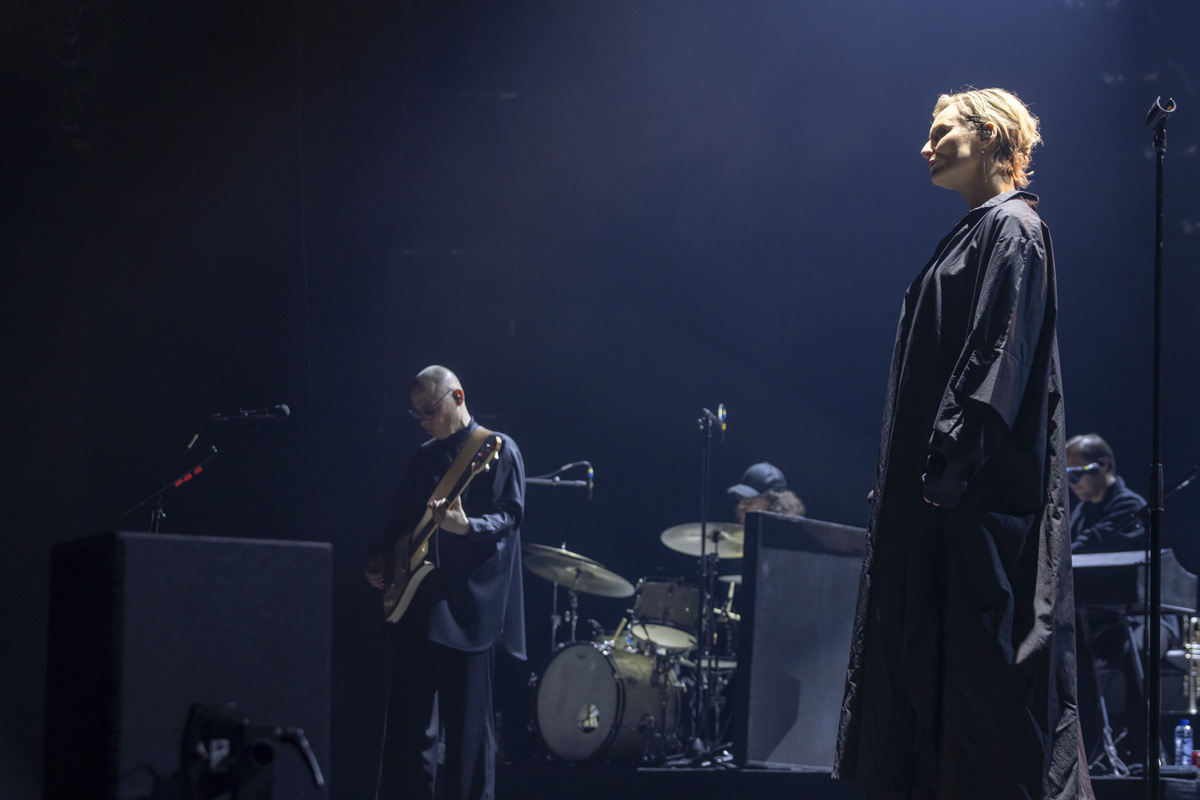 Hooverphonic @ Lotto arena, picture 2, photographed by dirk janssens - FrontView Magazine