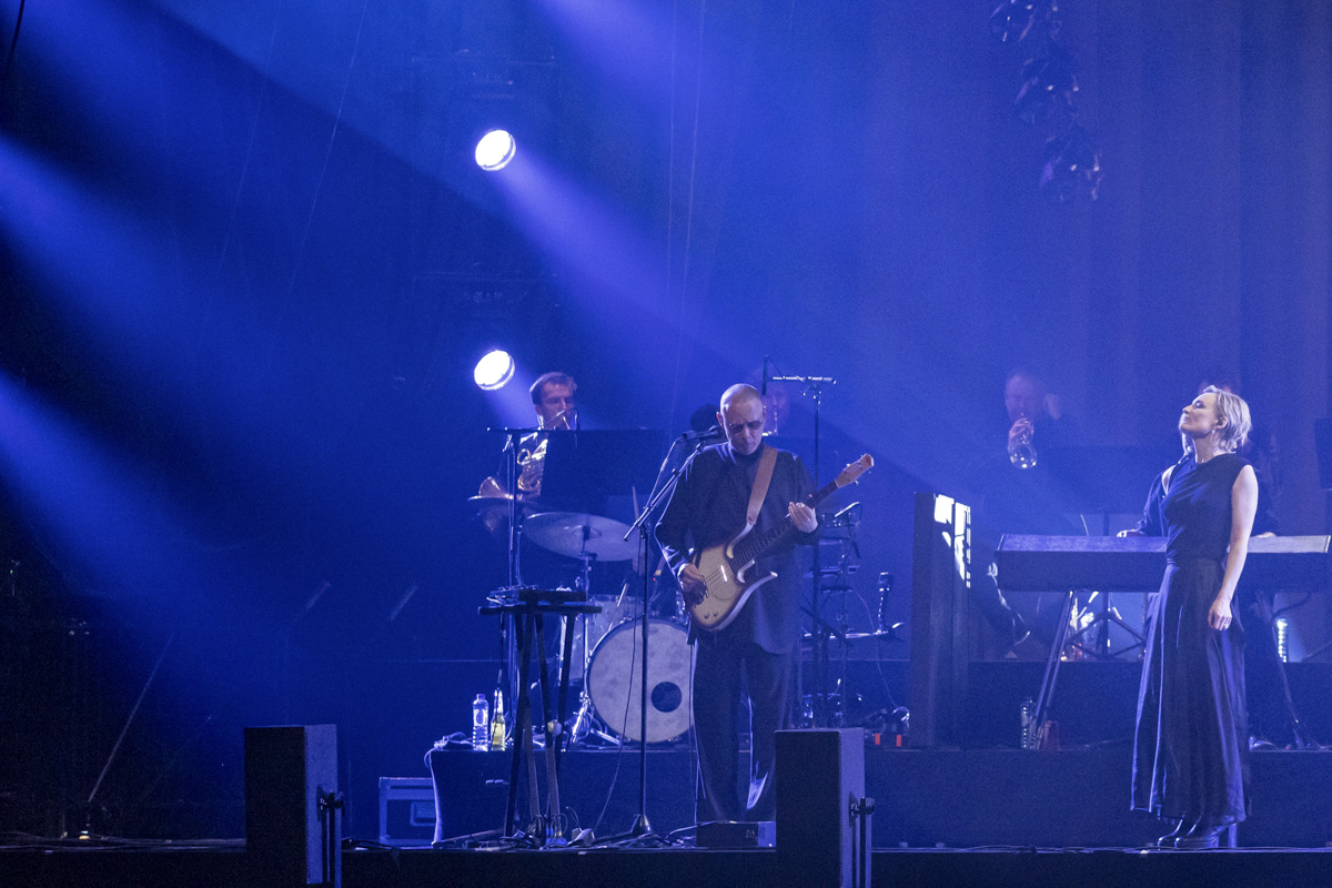 Hooverphonic @ Lotto arena, picture 5, photographed by dirk janssens - FrontView Magazine