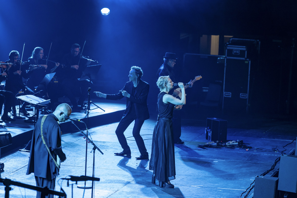 Hooverphonic @ Lotto arena, picture 9, photographed by dirk janssens - FrontView Magazine