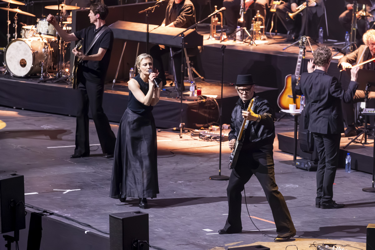 Hooverphonic @ Lotto arena, picture 12, photographed by dirk janssens - FrontView Magazine