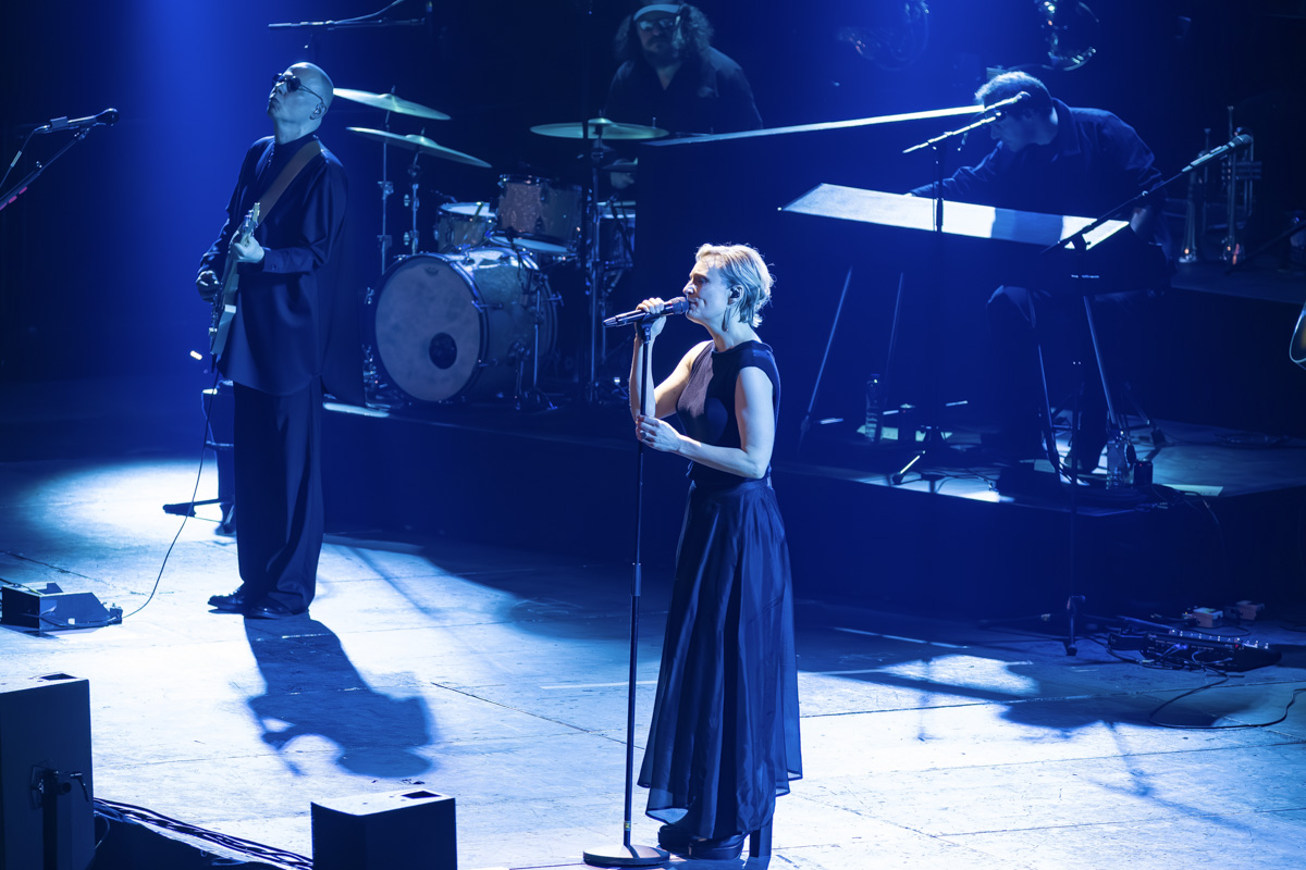 Hooverphonic @ Lotto arena, picture 14, photographed by dirk janssens - FrontView Magazine