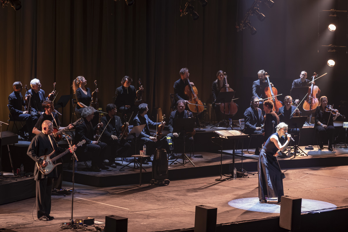 Hooverphonic @ Lotto arena, picture 17, photographed by dirk janssens - FrontView Magazine