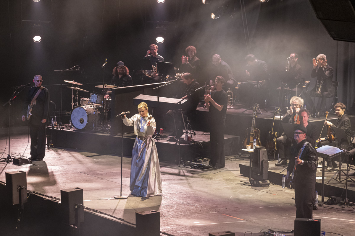 Hooverphonic @ Lotto arena, picture 18, photographed by dirk janssens - FrontView Magazine