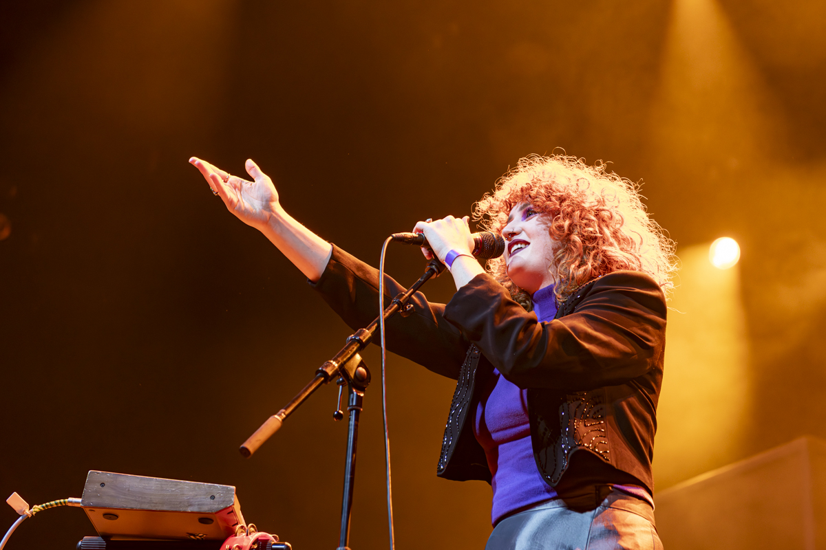 She's In Parties @ 013, foto 6, foto's door Bart Janssens - FrontView Magazine