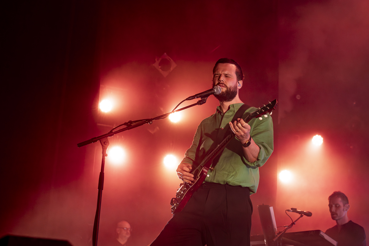 White Lies @ 013, foto 2, foto's door Bart Janssens - FrontView Magazine