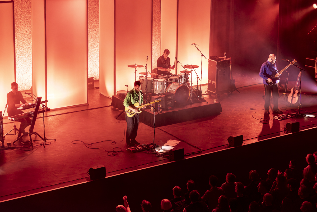 White Lies @ 013, foto 14, foto's door Bart Janssens - FrontView Magazine