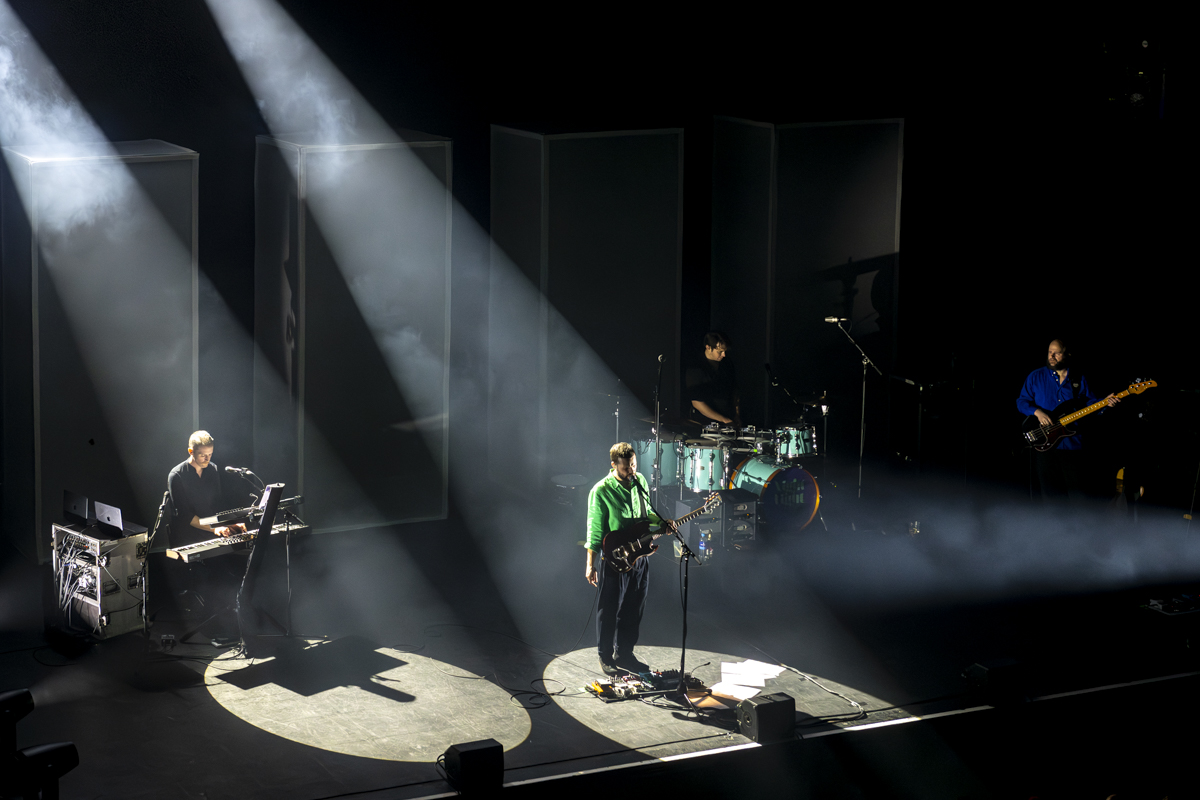 White Lies @ 013, foto 15, foto's door Bart Janssens - FrontView Magazine