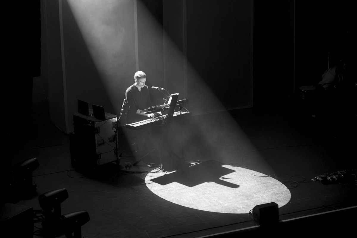 White Lies @ 013, foto 16, foto's door Bart Janssens - FrontView Magazine