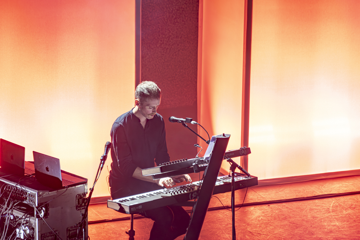 White Lies @ 013, foto 19, foto's door Bart Janssens - FrontView Magazine