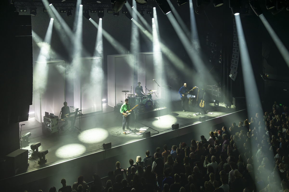 White Lies @ 013, foto 21, foto's door Bart Janssens - FrontView Magazine