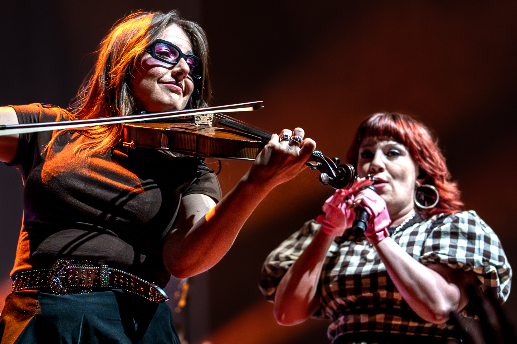 CMAT @ Muziekgieterij, picture 6, photographed by Anoek Houben - FrontView Magazine