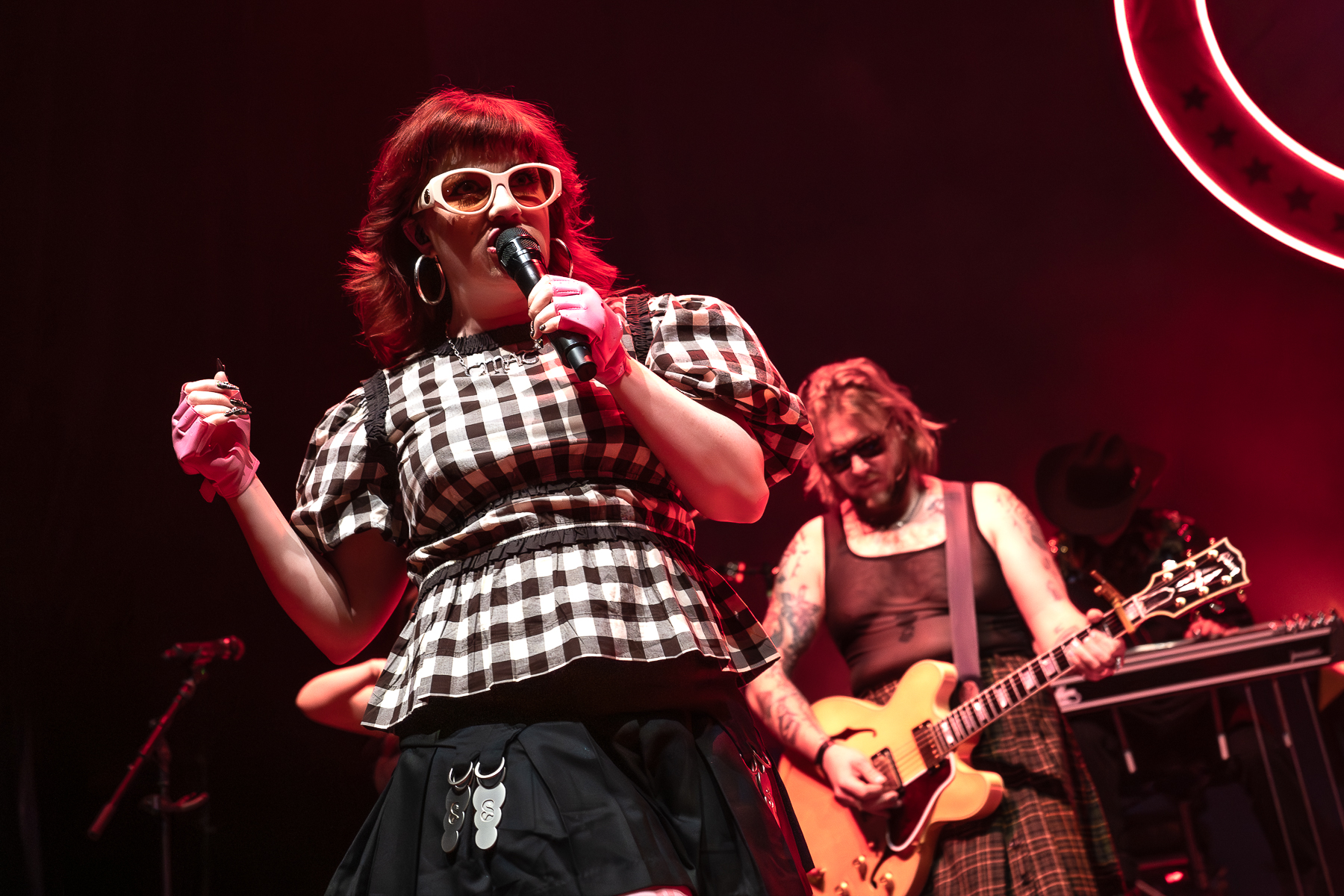 CMAT @ Muziekgieterij, picture 7, photographed by Anoek Houben - FrontView Magazine
