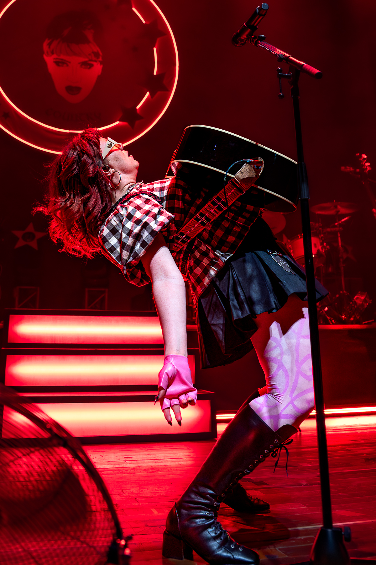 CMAT @ Muziekgieterij, picture 9, photographed by Anoek Houben - FrontView Magazine