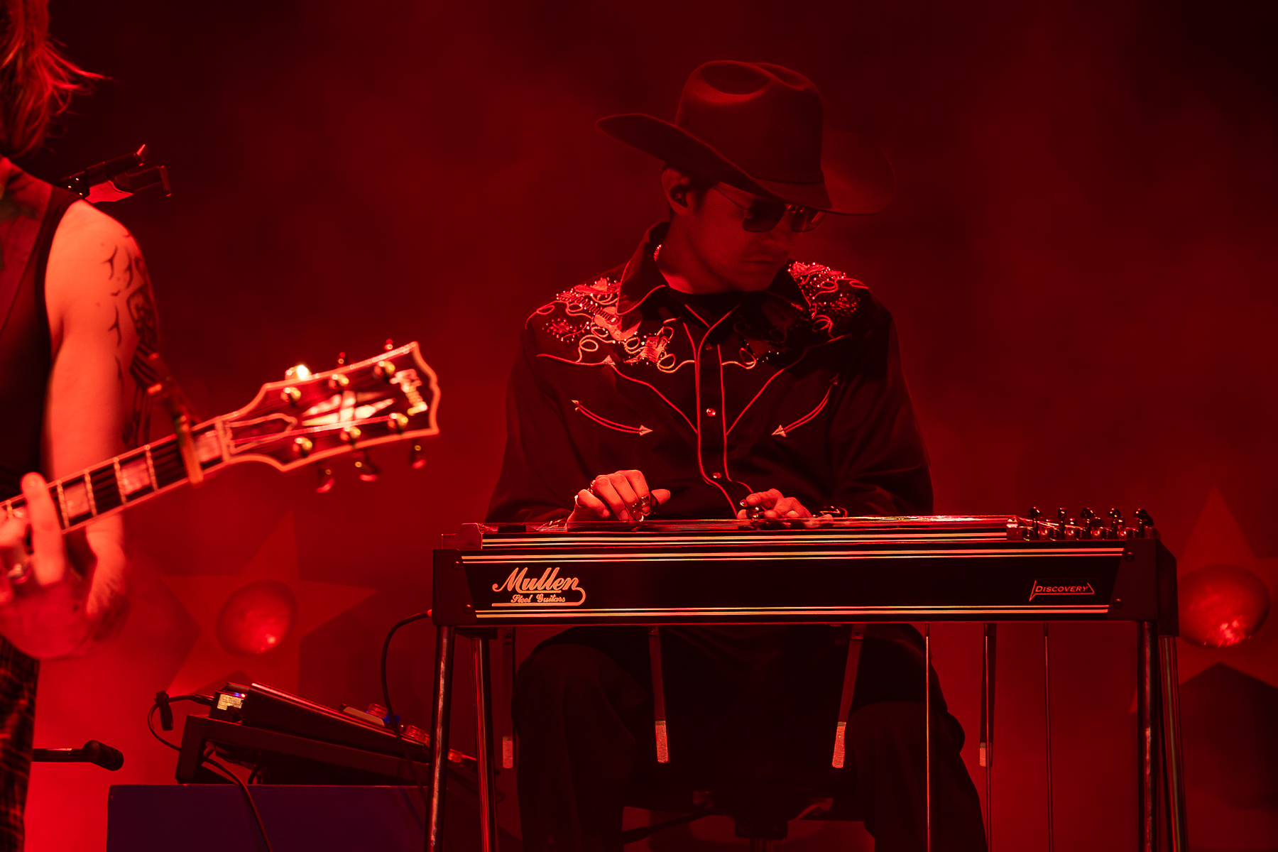 CMAT @ Muziekgieterij, picture 11, photographed by Anoek Houben - FrontView Magazine