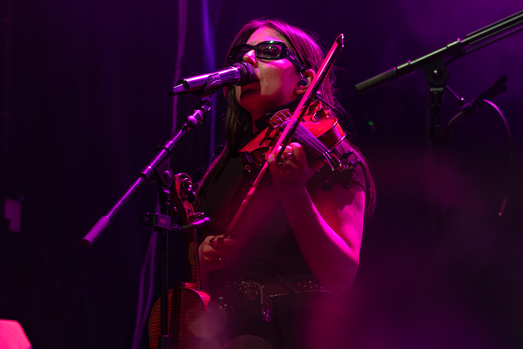 CMAT @ Muziekgieterij, picture 19, photographed by Anoek Houben - FrontView Magazine