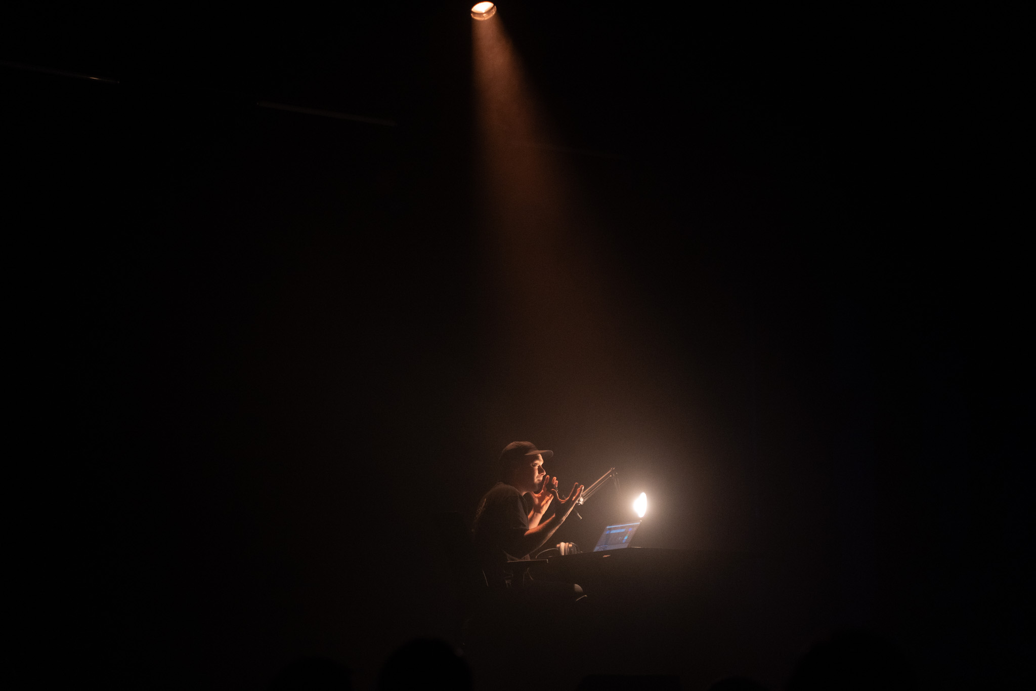 Birhang @ Arenbergschouwburg, foto 1, foto's door Tine Van Daele - FrontView Magazine