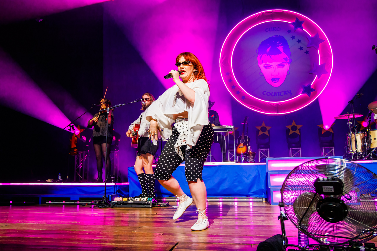CMAT In concert @ De Roma, picture 19, photographed by Paul Jongeneelen - FrontView Magazine