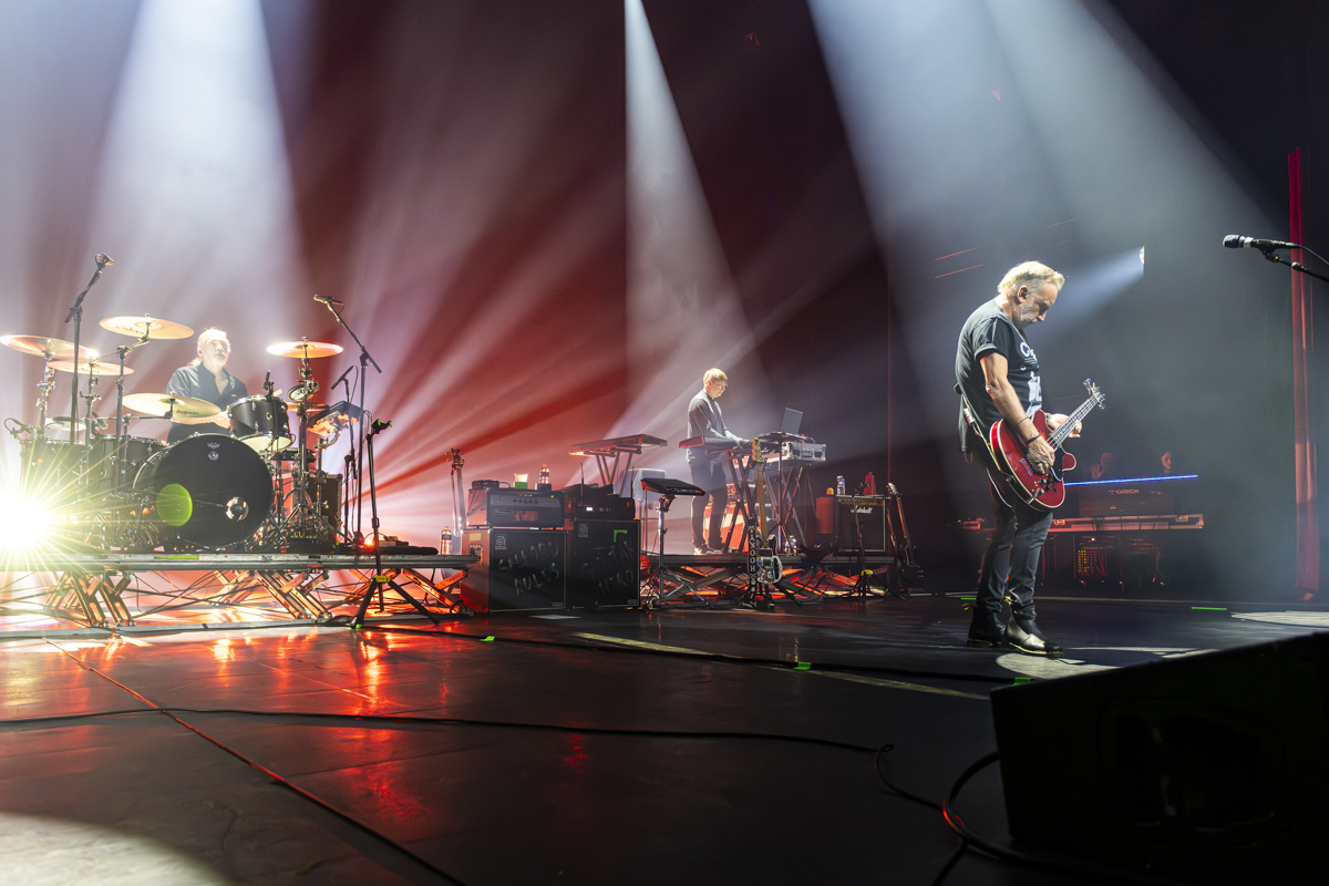 Peter Hook & The Light @ Ancienne Belgique, picture 6, photographed by Bart Janssens - FrontView Magazine