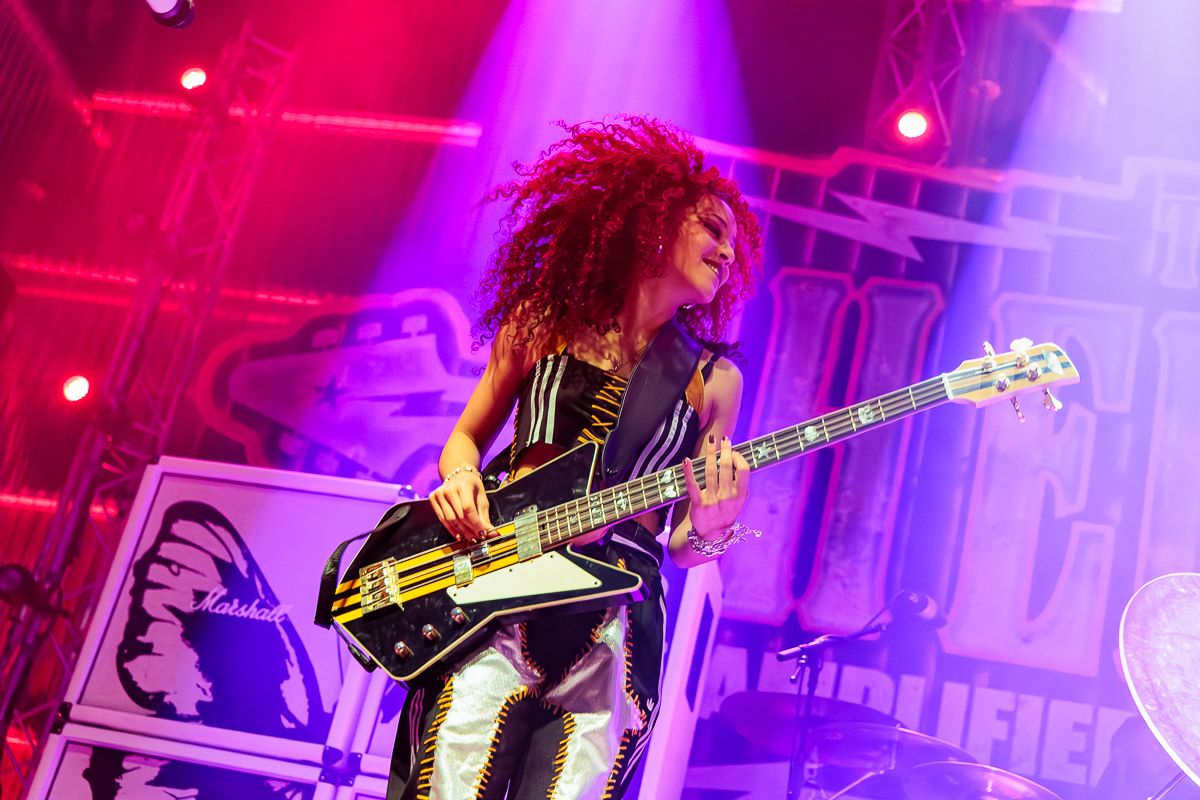 Nova Twins @ Paaspop 2026, picture 8, photographed by Peter Smet - FrontView Magazine