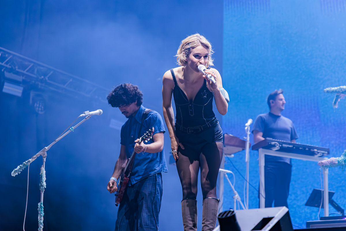 Pommelien Thijs @ Paaspop 2026, picture 5, photographed by Peter Smet - FrontView Magazine