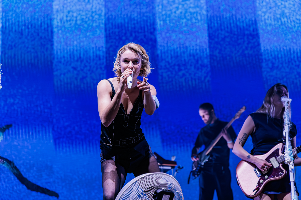 Pommelien Thijs @ Paaspop 2026, picture 10, photographed by Peter Smet - FrontView Magazine