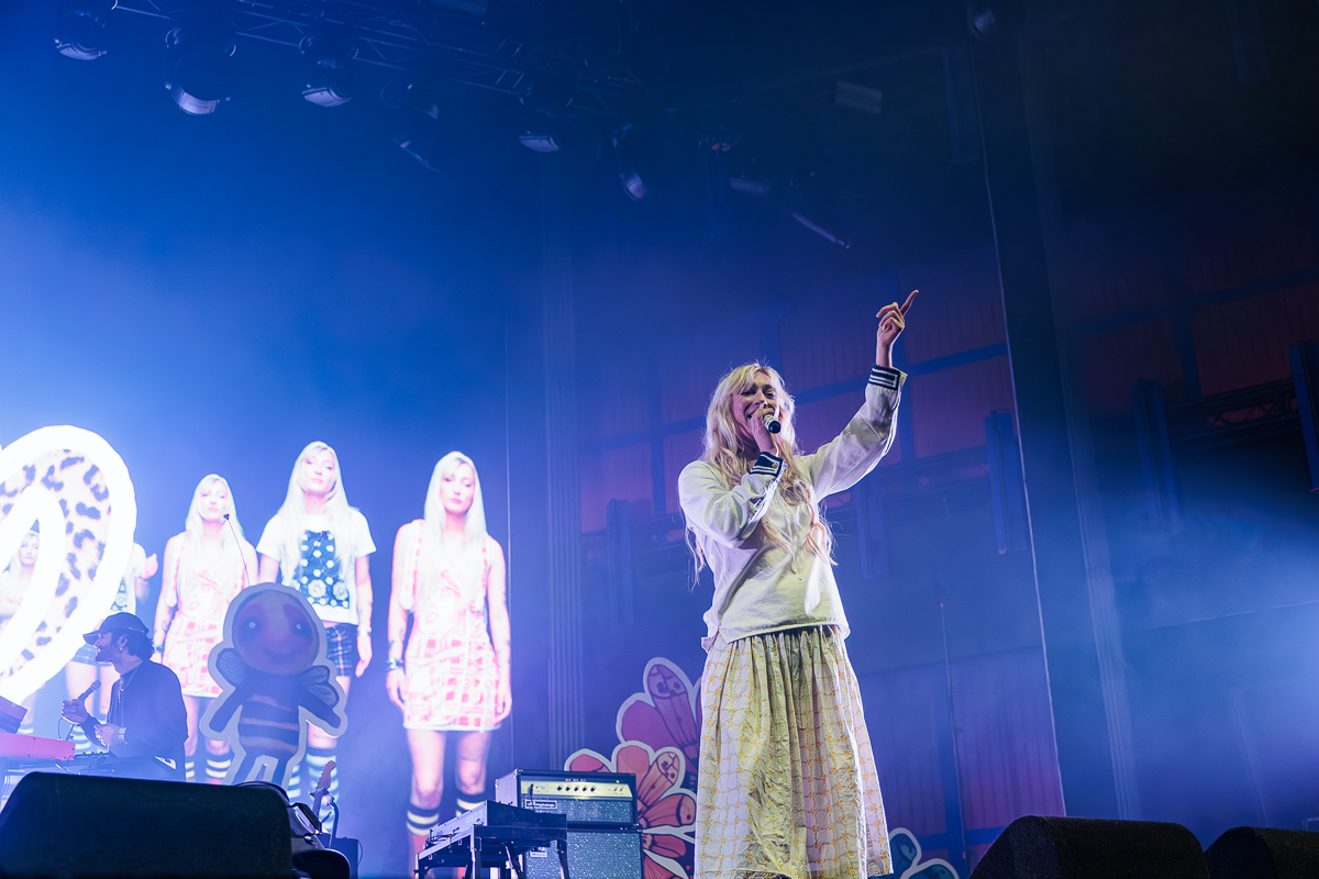 S10 @ Paaspop 2026, picture 12, photographed by Peter Smet - FrontView Magazine