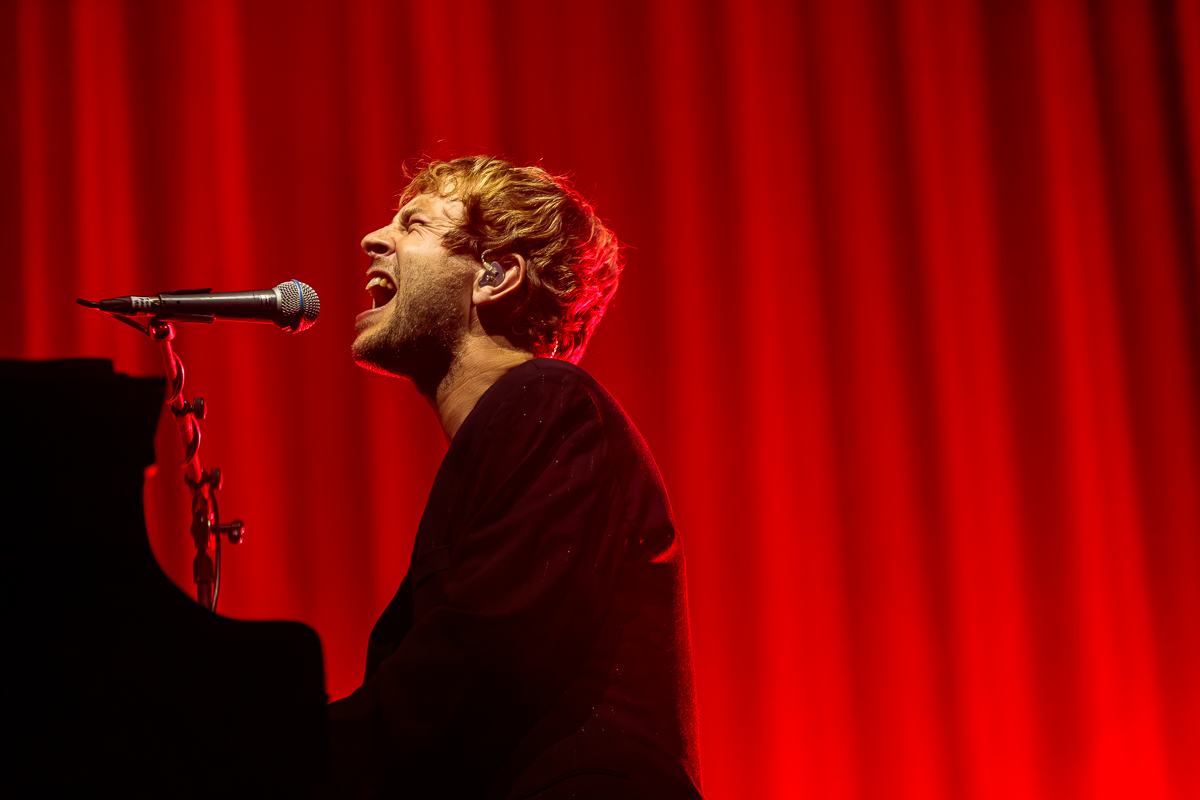 Tom Odell @ Paaspop 2026, picture 1, photographed by Peter Smet - FrontView Magazine