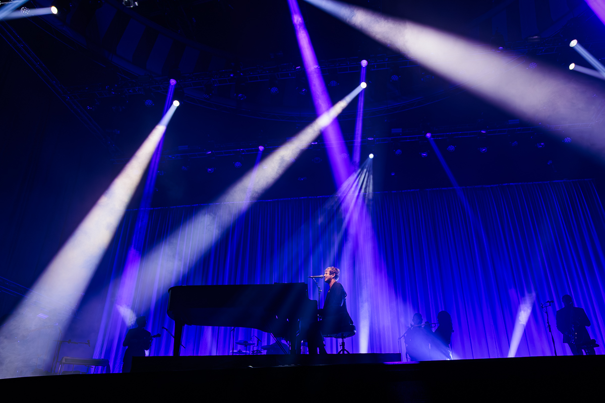 Tom Odell @ Paaspop 2026, picture 4, photographed by Peter Smet - FrontView Magazine