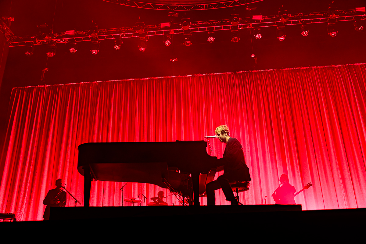 Tom Odell @ Paaspop 2026, picture 8, photographed by Peter Smet - FrontView Magazine