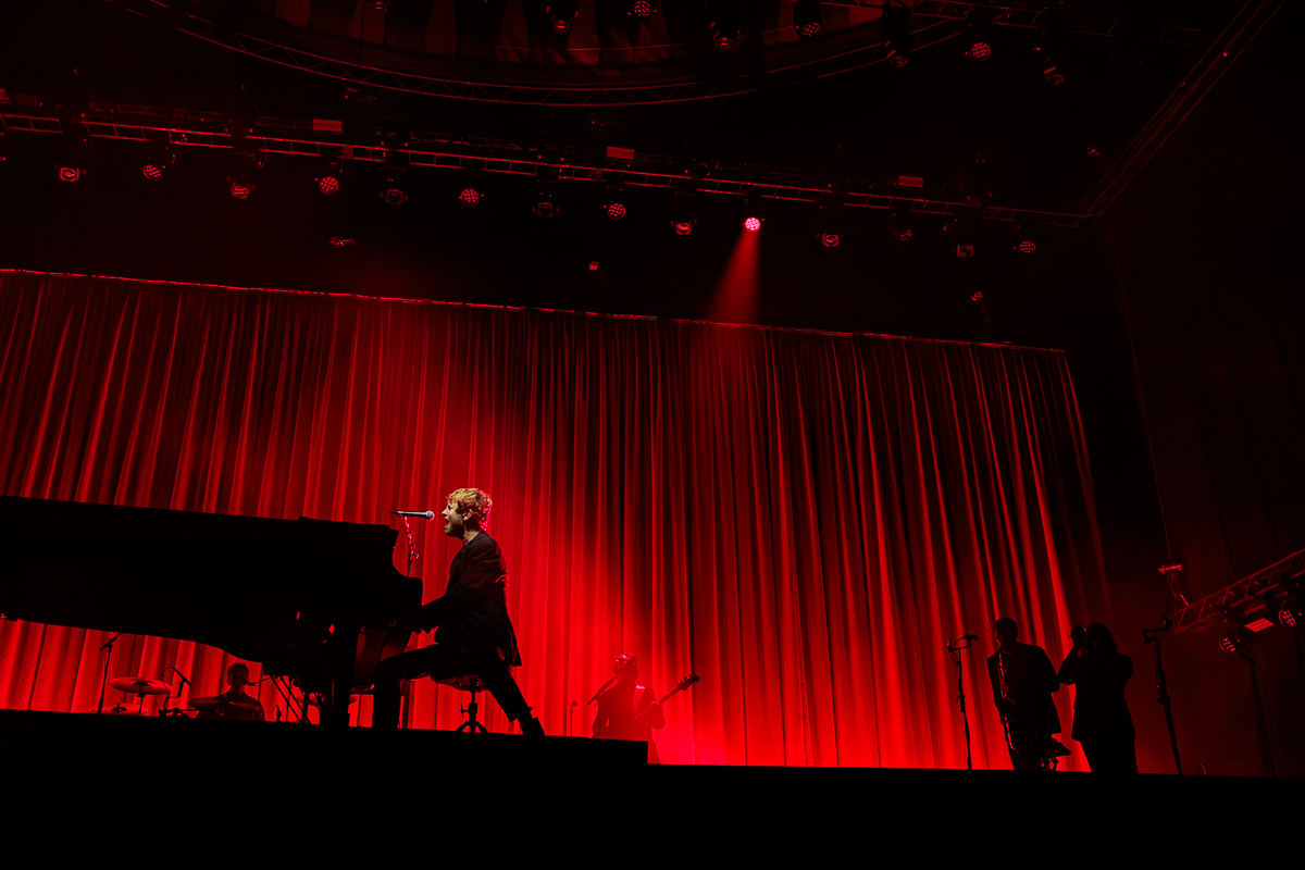 Tom Odell @ Paaspop 2026, picture 9, photographed by Peter Smet - FrontView Magazine