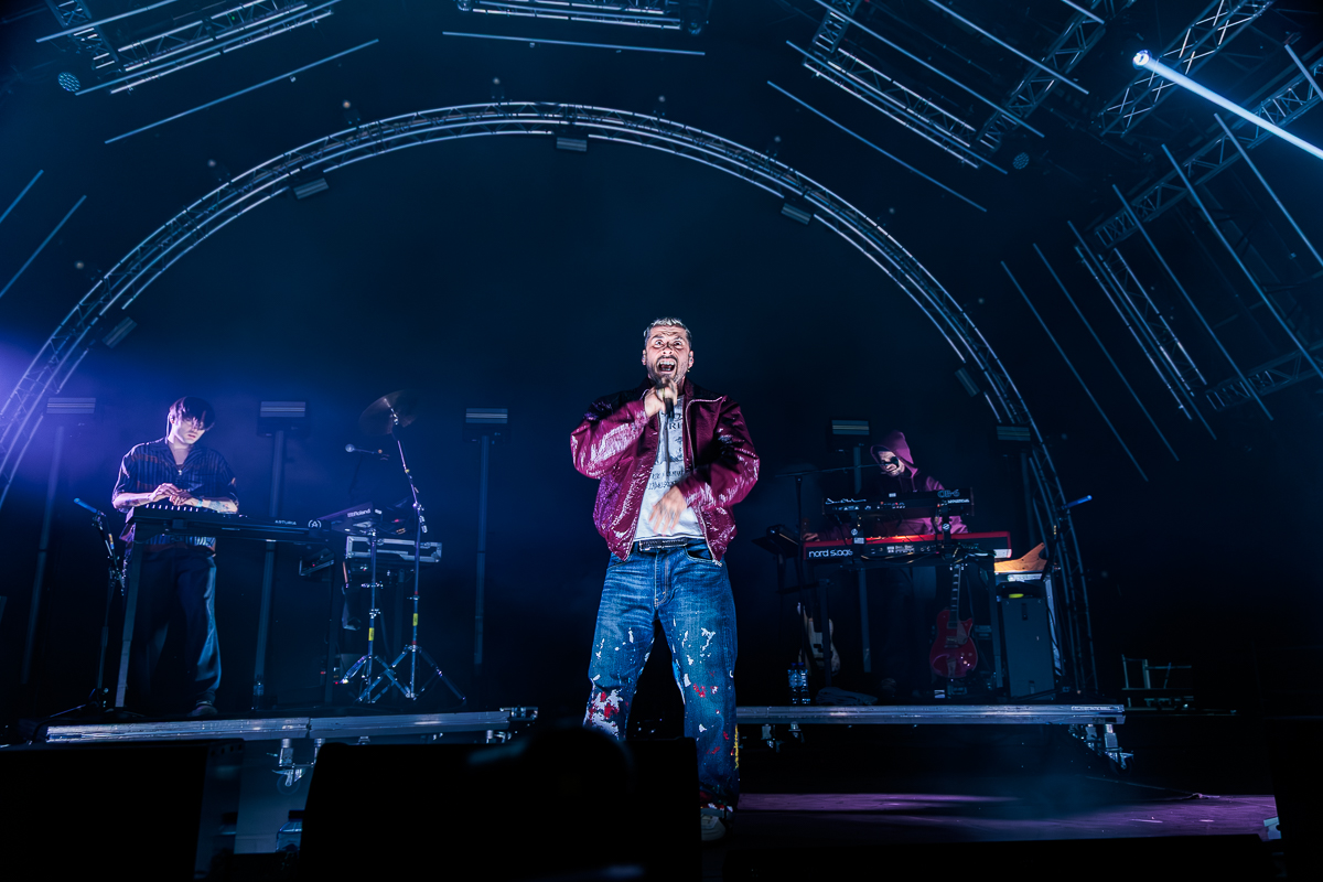 Zwangere Guy @ Paaspop 2026, picture 6, photographed by Peter Smet - FrontView Magazine