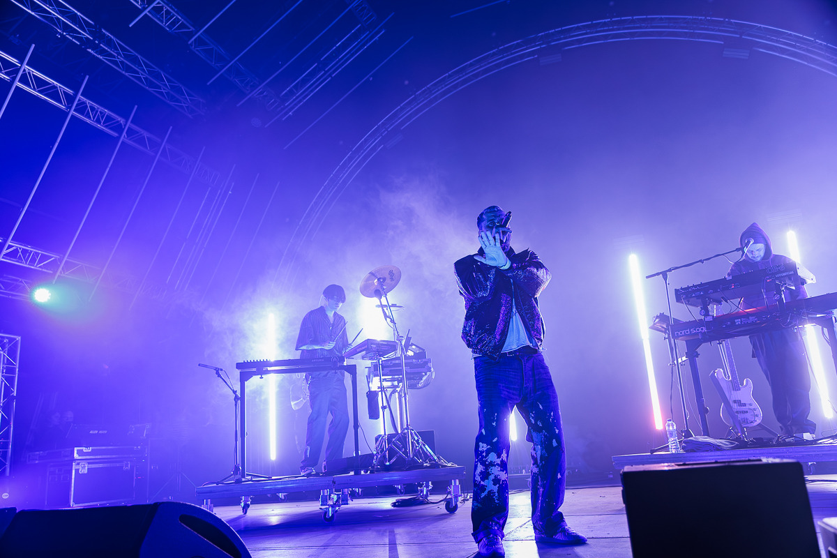 Zwangere Guy @ Paaspop 2026, picture 9, photographed by Peter Smet - FrontView Magazine