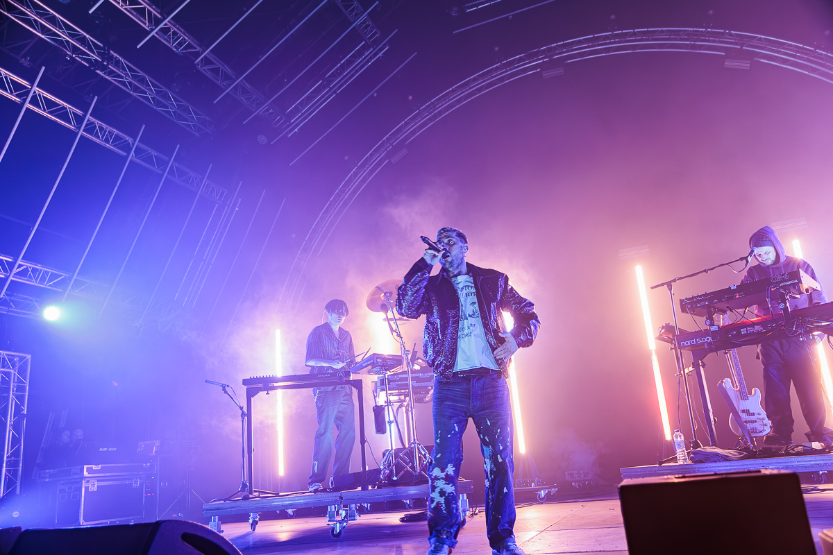 Zwangere Guy @ Paaspop 2026, picture 10, photographed by Peter Smet - FrontView Magazine