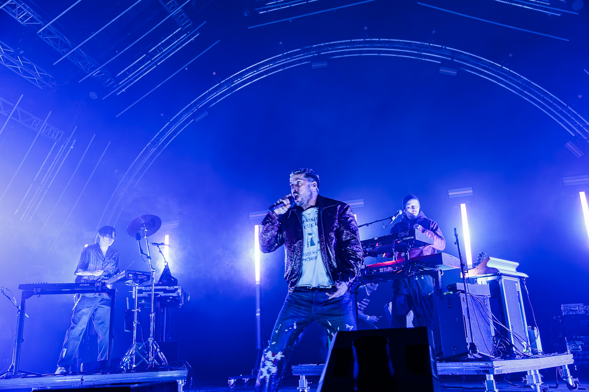 Zwangere Guy @ Paaspop 2026, picture 11, photographed by Peter Smet - FrontView Magazine