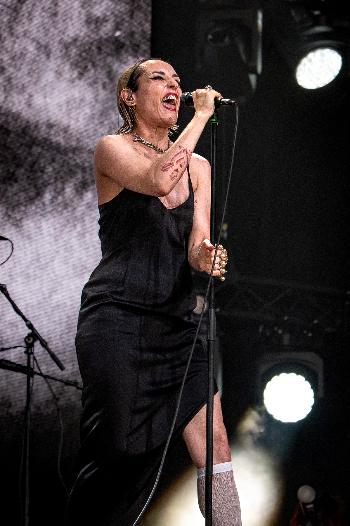 Jehnny BethJen @ Pinkpop, foto 3, foto's door Anoek Houben - FrontView Magazine