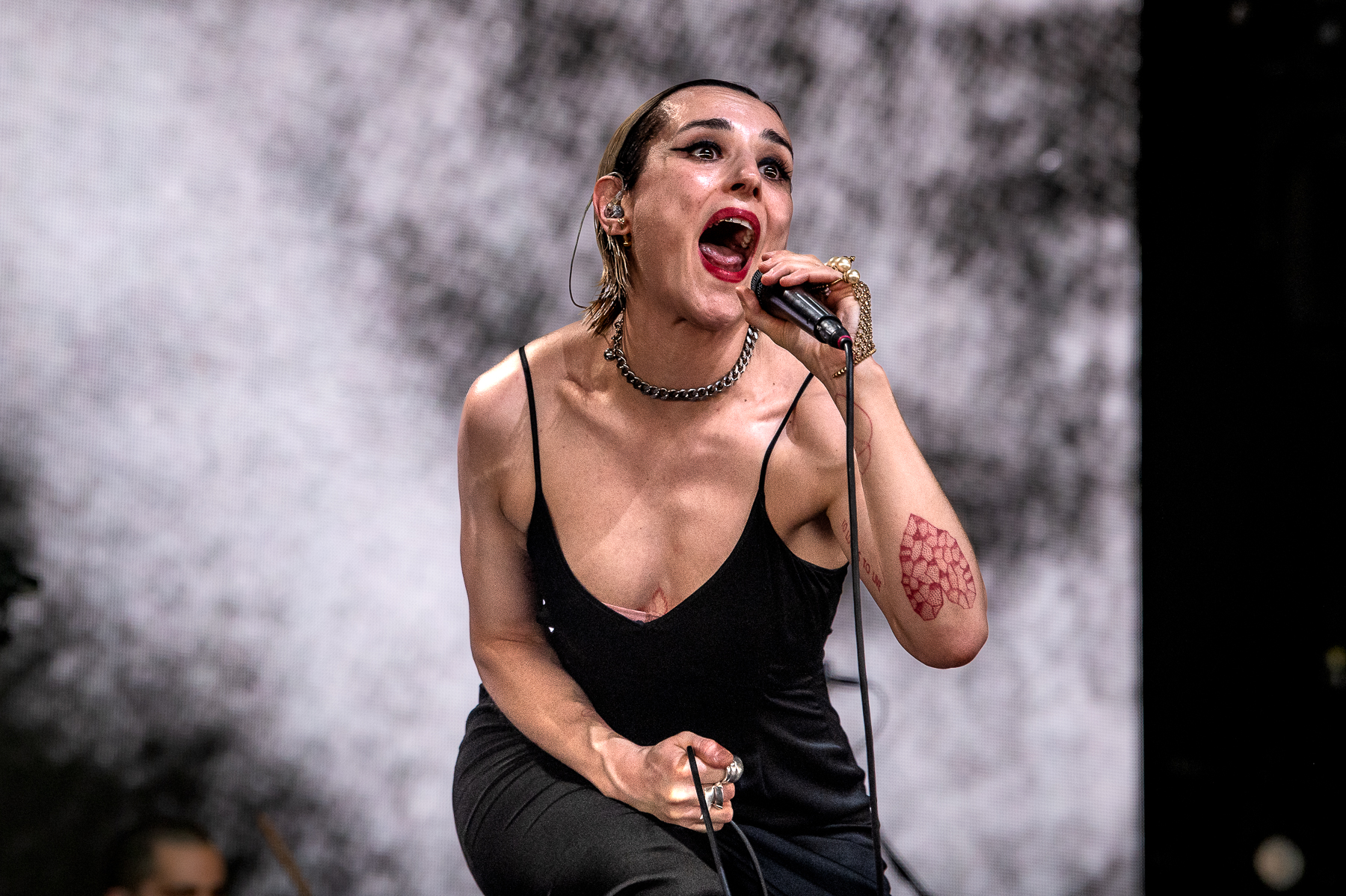 Jehnny BethJen @ Pinkpop, foto 10, foto's door Anoek Houben - FrontView Magazine