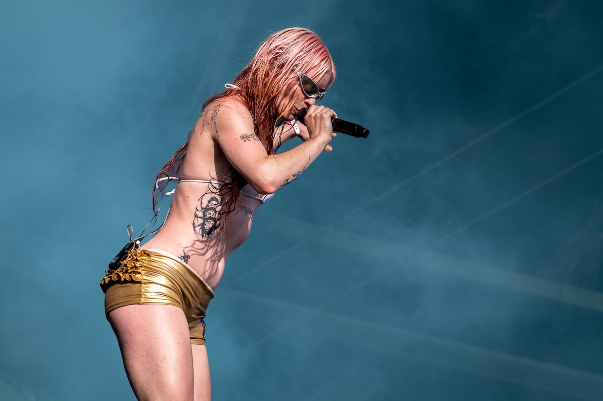 Wet Leg @ Pinkpop, picture 5, photographed by Anoek Houben - FrontView Magazine