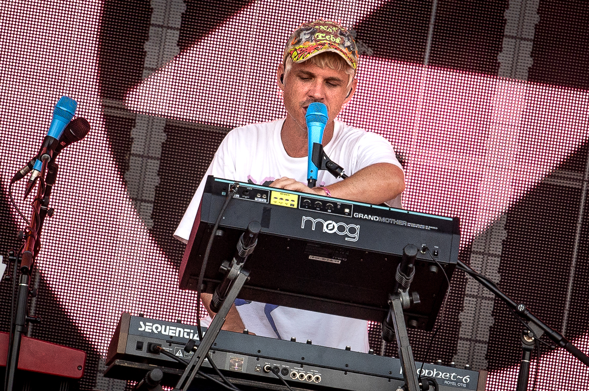 Royel Otis @ Pinkpop, picture 7, photographed by Anoek Houben - FrontView Magazine