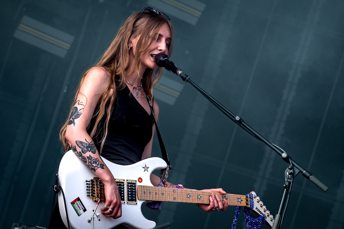 Wet Leg @ Pinkpop, picture 7, photographed by Anoek Houben - FrontView Magazine