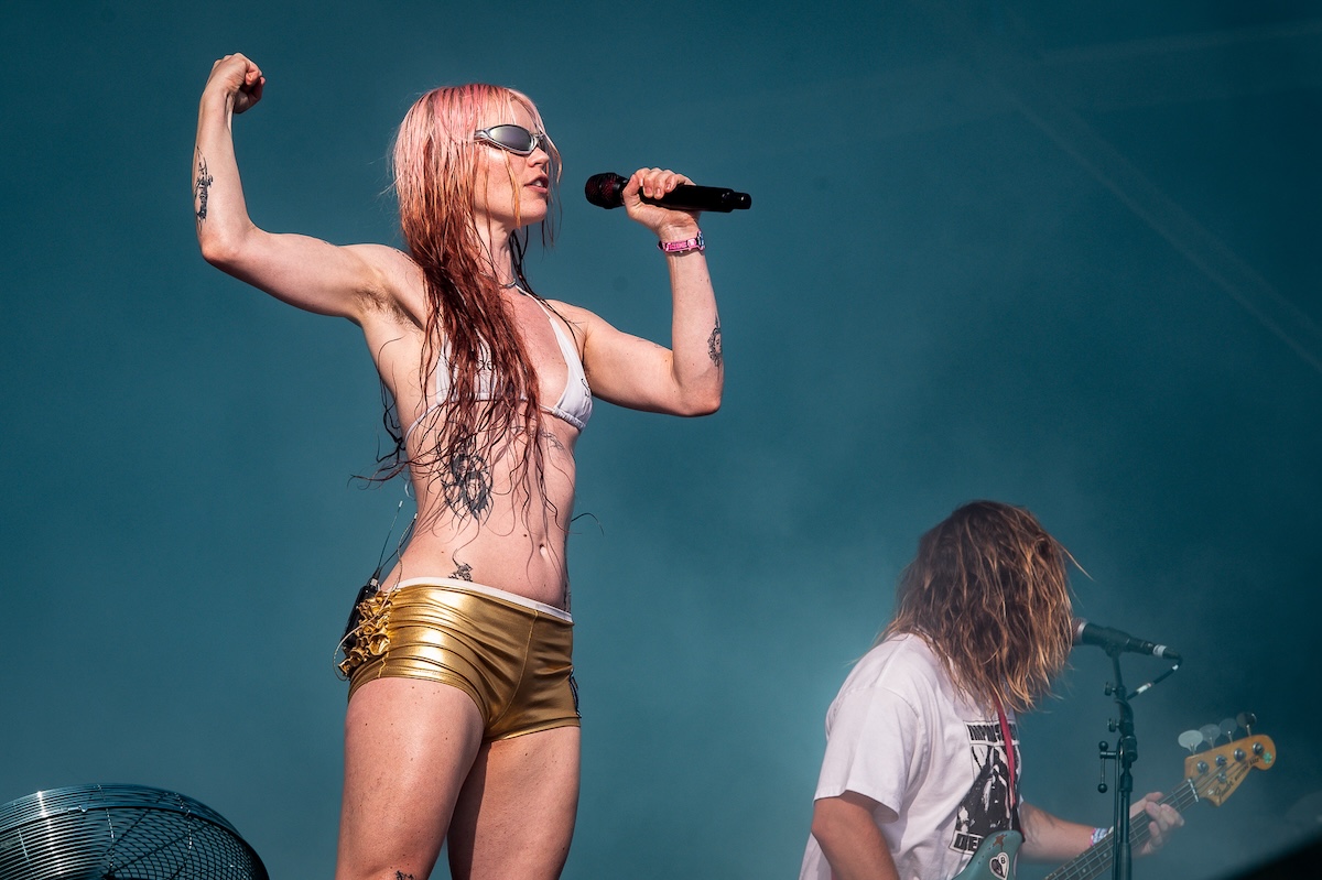 Wet Leg @ Pinkpop, picture 8, photographed by Anoek Houben - FrontView Magazine