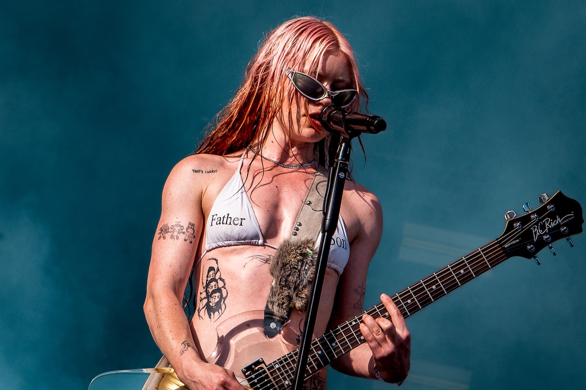 Wet Leg @ Pinkpop, picture 14, photographed by Anoek Houben - FrontView Magazine
