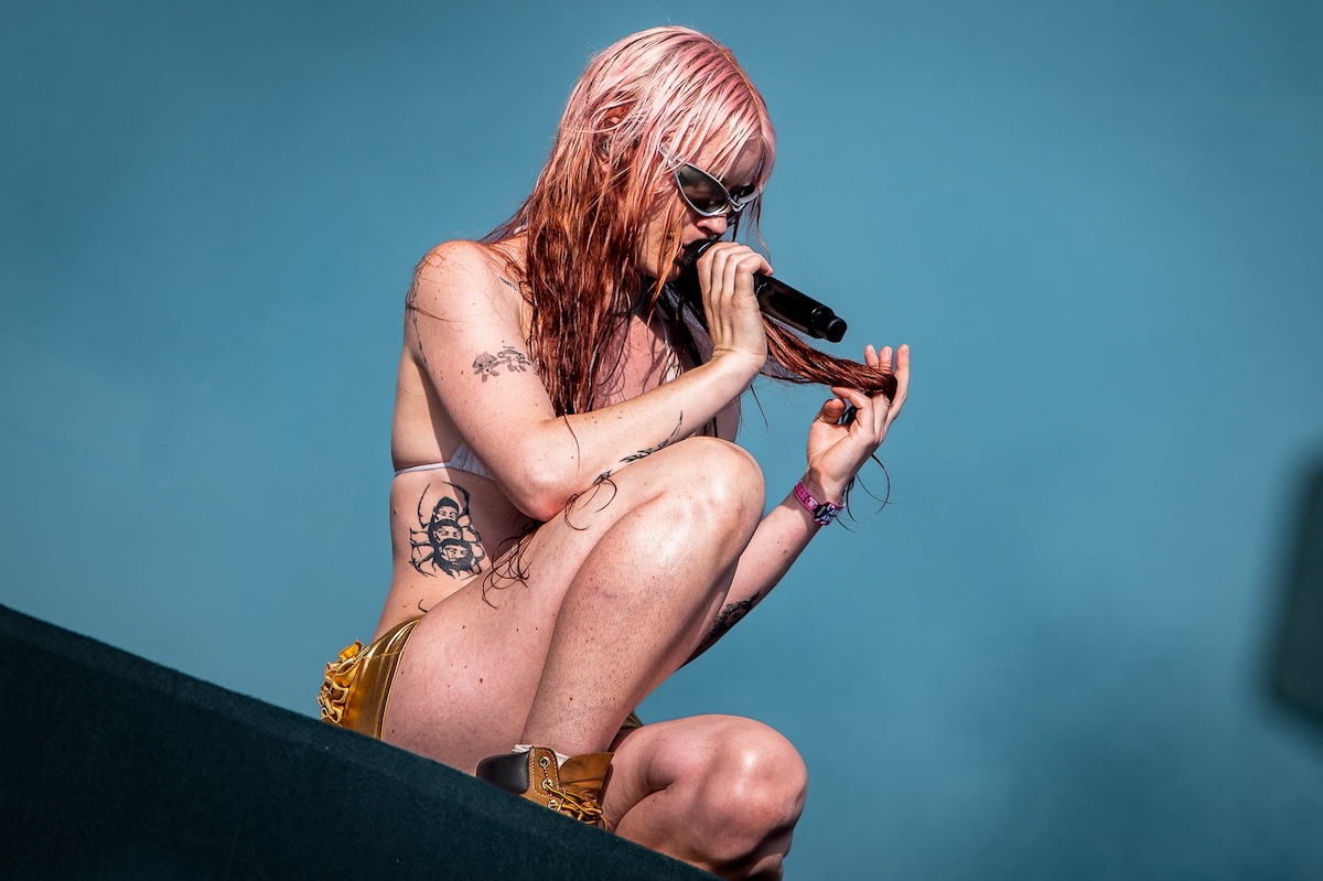 Wet Leg @ Pinkpop, picture 11, photographed by Anoek Houben - FrontView Magazine