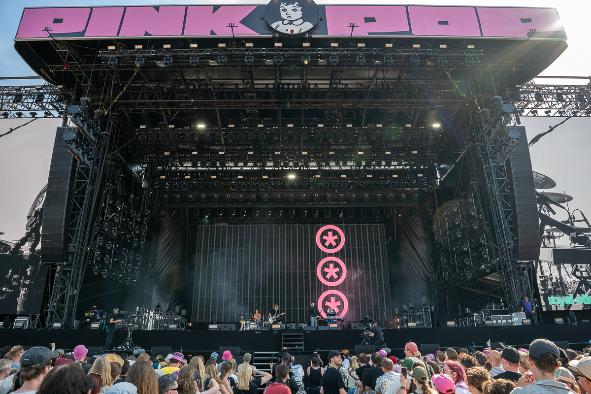 Royel Otis @ Pinkpop, picture 19, photographed by Anoek Houben - FrontView Magazine