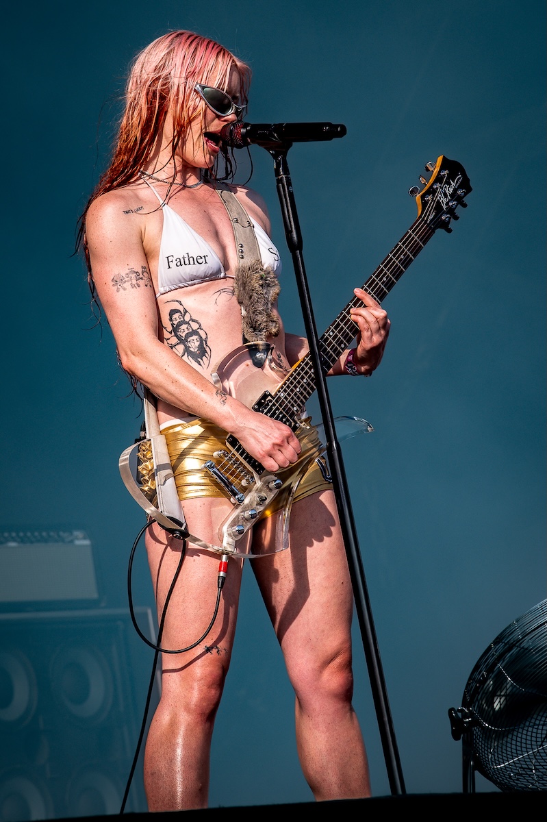 Wet Leg @ Pinkpop, picture 9, photographed by Anoek Houben - FrontView Magazine