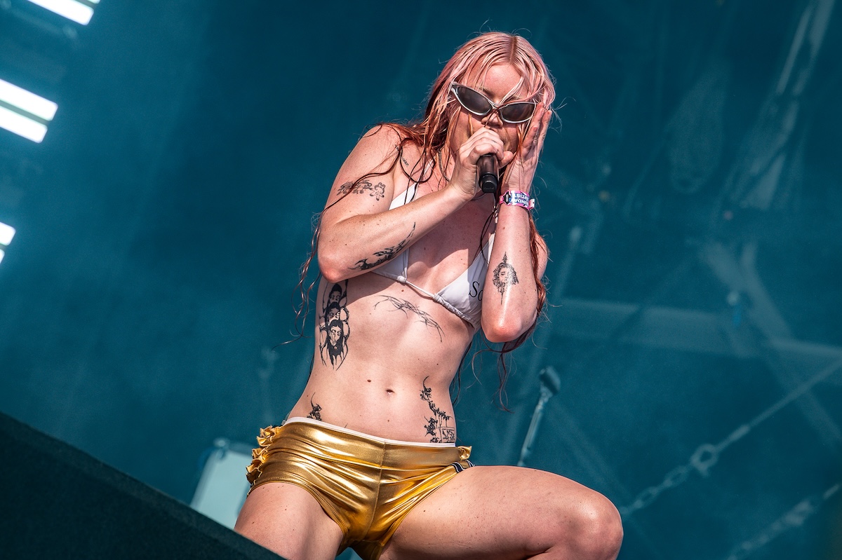 Wet Leg @ Pinkpop, picture 3, photographed by Anoek Houben - FrontView Magazine