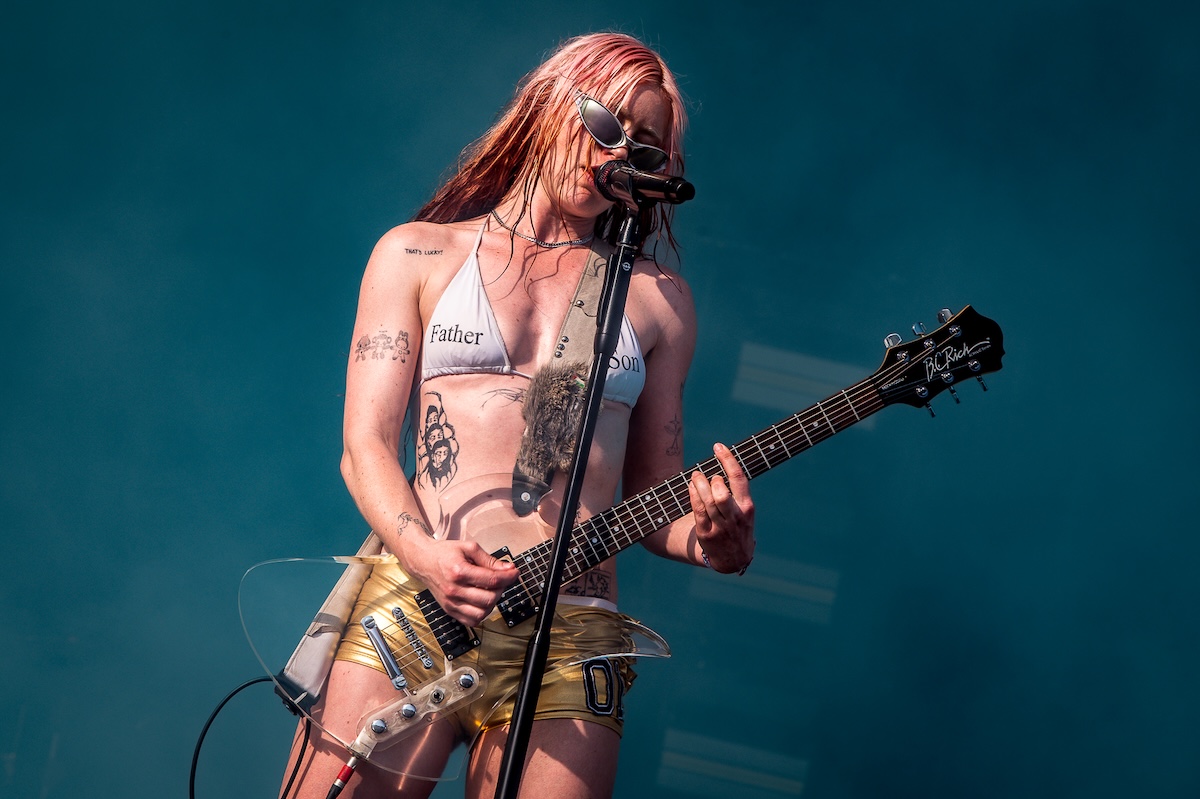 Wet Leg @ Pinkpop, picture 12, photographed by Anoek Houben - FrontView Magazine