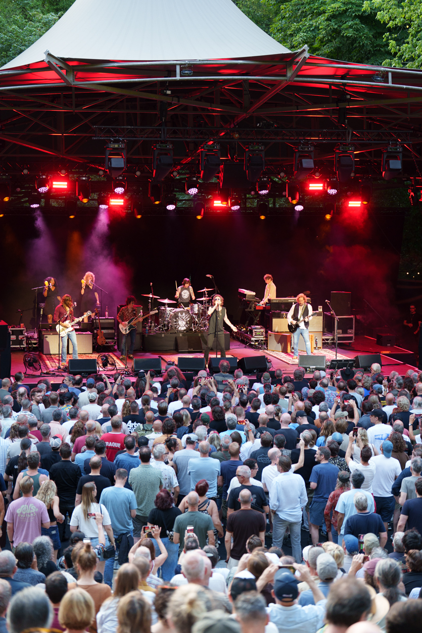 The Black Crowes @ OLT Rivierenhof, picture 5, photographed by Björn Franck - FrontView Magazine