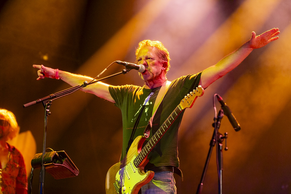 dEUS @ Rock Zottegem 2026, photo 12 of 17, photographed by Edwin Houdevelt - FrontView Magazine