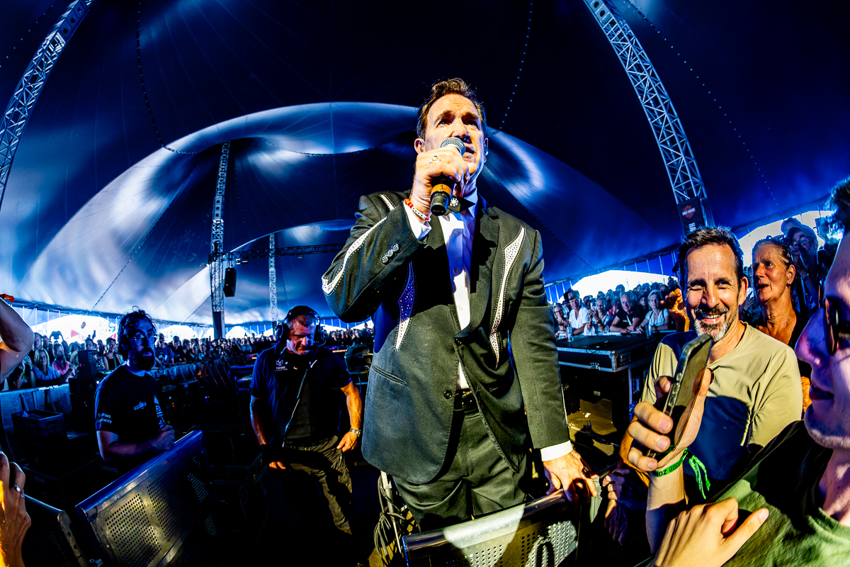 Chris Isaak @ Bospop 2026, foto 2, foto's door Dorien Goetschalckx - FrontView Magazine