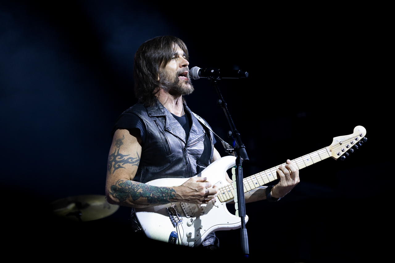 Juanes @ 013 Tilburg, picture 2, photographed by Danielle Stoop - FrontView Magazine